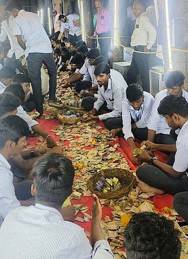 உண்டியல் காணிக்கையை எண்ணும் பணியில் ஈடுபட்டுள்ள அதியமான் கல்லூரி மாணவா்கள்