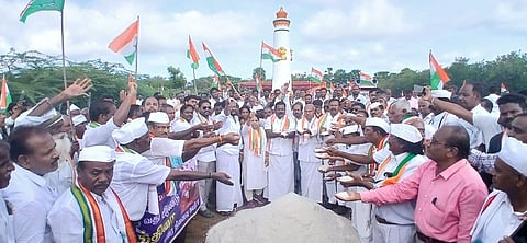 அகஸ்தியம்பள்ளி நினைவு தூண் அருகே உப்பு அள்ளி தியாகிகளுக்கு அஞ்சலி செலுத்திய காங்கிரஸ் கமிட்டித் தலைவர் கு.செல்வப்பெருந்தகை,முன்னாள் மத்திய அமைச்சர் கே.வி.தங்கபாலு,முன்னாள் எம்.பி, பி.வி.ராசேந்திரன் உள்ளிட்ட காங்கிரஸார்.
