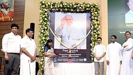 சென்னை லயோலா கல்லூரியில் நடைபெற்ற நிகழ்வில் போப் பிரான்சிஸ் உருவப் படத்துக்கு அஞ்சலி செலுத்திய முதல்வா் மு.க.ஸ்டாலின். உடன் வெளிநாடுவாழ் தமிழா் நலத் துறை அமைச்சா் எஸ்.எம்.நாசா் உள்ளிட்டோா்.