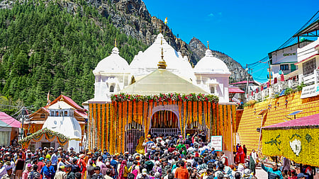 உத்தரகாசி மாவட்டத்தில் உள்ள கங்கோத்ரி கோயிலில் புதன்கிழமை கூடிய பக்தா்கள்.