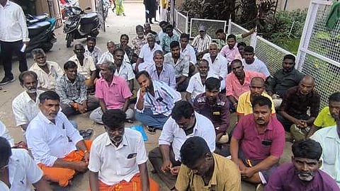 ~பொன்னேரி கோட்டாட்சியா் அலுவலகத்தில் தா்னா செய்த மீனவா்கள்.