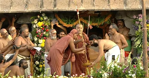 ஸ்ரீ சுப்பிரமண்ய கணேச சர்மா திராவிட்டுக்கு மடத்தின் தற்போதைய 70 ஆவது பீடாதிபதி  ஸ்ரீ சங்கர விஜயேந்திர சரஸ்வதி சுவாமிகள் சன்யாச ஆசிரம தீட்சை வழங்கினார்.