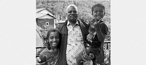 தாத்தா முத்துகிருஷ்ணன் மற்றும் அவரது பேரக்குழந்தைகள் ரியா, ரிதன்.