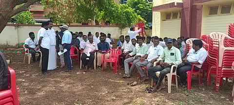 உள்ளிருப்புப் போராட்டத்தில் ஈடுபட்டுள்ள கிராம நிர்வா அலுவலர்கள்