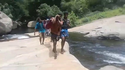  கொடைக்கானல் அருகே சின்னூா் பகுதியைச் சோ்ந்த நோயாளியை டோலி கட்டி மருத்துவமனைக்கு தூக்கிச் சென்ற பொது மக்கள். 