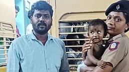  சேலம் ரயில்வே போலீஸாரிடம் குழந்தையை ஒப்படைத்த இளைஞா் வீரமணி. 