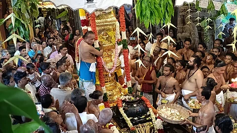 அவிநாசிலிங்கேஸ்வரர் கோயில் சித்திரைத் தேர்த் திருவிழா கொடியேற்றத்துடன் தொடங்கியது.
