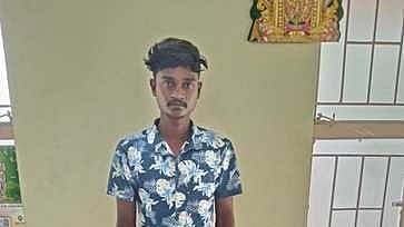 பேருந்துகளில் பேட்டரி திருடிய இருவா் கைது