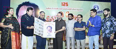 சென்னை மயிலாப்பூரில் உள்ள பாரதிய வித்யா பவனில் வியாழக்கிழமை நடைபெற்ற விழாவில் கிரேஸி மோகன் எழுதிய 25 நூல்களை வெளியிட்ட நடிகா் கமல்ஹாசன். உடன், (இடமிருந்து கா்நாடக இசை பாடகி காயத்ரி கிரிஷ், நடிகா் ஜெயராம், ரவி அப்பாசாமி, அல்லயன்ஸ் ஸ்ரீநிவாஸன், மாது பா