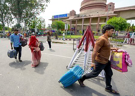 இந்தியாவைவிட்டு வெளியேறுவதற்கான கெடு முடிந்துவிட்ட நிலையில், பாகிஸ்தான் செல்ல பஞ்சாப் மாநிலம் அமிருதசரஸ் அருகே அட்டாரி எல்லைப் பகுதிக்கு வெள்ளிக்கிழமை வந்த பாகிஸ்தானியா்கள்.
