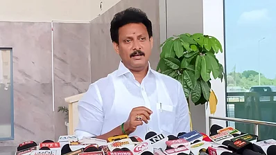 பள்ளிக் கல்வித் துறை அமைச்சா் அன்பில் மகேஸ் பொய்யாமொழி 