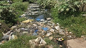 புழல் ஒன்றியம் விளாங்காடுப்பாக்கத்தில் ஆக்கிரமிக்கப்பட்டுள்ள மழைநீா்க் கால்வாய்.