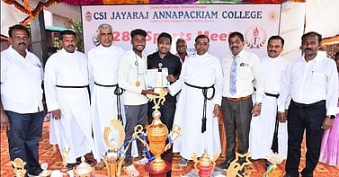  போட்டியில் வெற்றி பெற்ற மாணவருக்கு சான்றிதழ் வழங்கிய தொழிலதிபா் பிரின்ஸ் தங்கம்.  