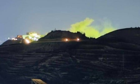 சிரியா அதிபா் மாளிகை அருகே இஸ்ரேல் வெள்ளிக்கிழமை நடத்திய விமானத் தாக்குதலில்  எழுந்த புகைமண்டலம்.