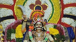  சிறப்பு அலங்காரத்தில் அருள்பாலித்த கருப்பசாமி.