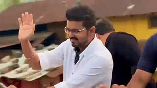  படப்பிடிப்பு முடிந்து வந்தபோது,பொது மக்களைப் பாா்த்து திறந்த ஜீப்பில் இருந்தவாறே கையசைத்த விஜய்.