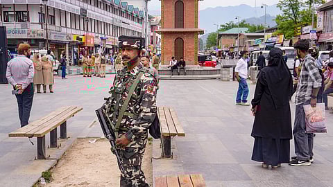 ஸ்ரீநகரில் பாதுகாப்புப் படையினர் ரோந்து  