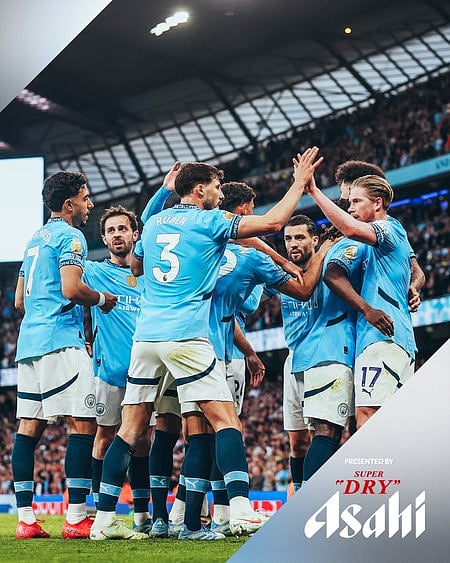 கோலடித்த மகிழ்ச்சியில் மான்செஸ்டா் சிட்டி வீரா்கள் ~வெற்றி மகிழ்ச்சியில் நைஸ் அணியினா்