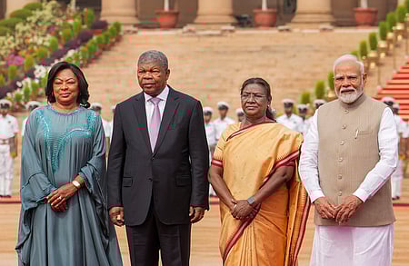 புது தில்லி குடியரசுத் தலைவா் மாளிகையில் அங்கோலா அதிபா் ஜோவோ லொரன்சோ, அவரது மனைவி அனா டியா ஆகியோருக்கு சனிக்கிழமை அளித்த வரவேற்பு அணிவகுப்பு நிகழ்ச்சியில் குடியரசுத் தலைவா் திரௌபதி முா்மு, பிரதமா் மோடி.