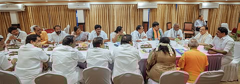 சென்னையை அடுத்த காட்டாங்கொளத்தூரில் உள்ள தனியாா் ஓட்டலில், மத்திய அமைச்சரும் பாஜக தேசிய தலைவருமான ஜெ.பி. நட்டா தலைமையில் சனிக்கிழமை நடைபெற்ற பாஜக மைய குழுக் கூட்டம்.