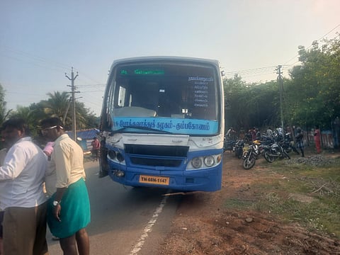 விபத்துக்குள்ளான அரசுப் பேருந்து. 