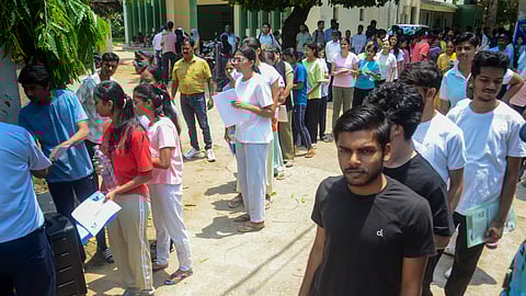 ஜார்க்கண்ட் மாநிலம் ராஞ்சியில் நடைபெறும் தேசிய தகுதி-மற்றும் நுழைவுத் தேர்வுக்கு வந்த மாணவ-மாணவிகள்.