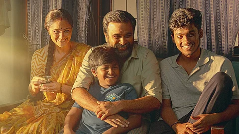 டூரிஸ்ட் ஃபேமிலி படத்தின் போஸ்டர். 