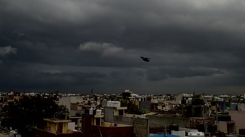 கருமேகங்கள் சூழ்ந்த நகரப் பகுதி