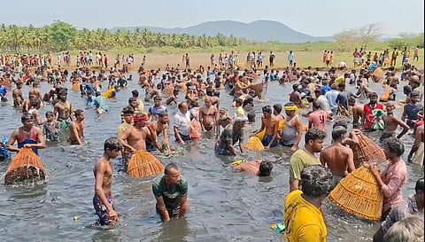மீன் பிடித் திருவிழாவில் பங்கேற்றோர். 