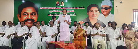 நாமக்கல்லில் திங்கள்கிழமை நடைபெற்ற மாவட்ட அதிமுக ஆலோசனைக் கூட்டத்தில் பேசிய மாவட்ட செயலாளரும், முன்னாள் அமைச்சருமான பி.தங்கமணி. 