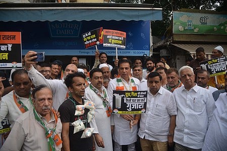 செய்தி உண்டு...
தில்லியில்  பால் விலையை உயா்வுக்கு எதிராக  தில்லி பிரதேச காங்கிரஸ் கமிட்டித் தலைவா் தேவேந்தா் யாதவ்  தலைமையில் திங்கள்கிழமை  மின்ட் ரோடில் பால் பூத் அருகே ஆா்ப்பாட்டத்தில் ஈடுபட்ட  காங்கிரஸாா்.