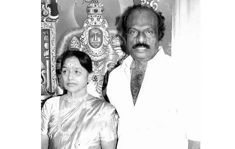 தன் மனைவி சாந்தியுடன் கவுண்டமணி
