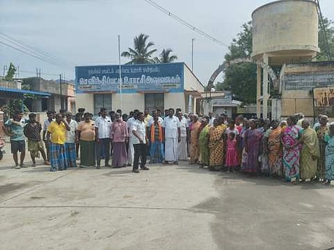 செவந்திப்பட்டி ஊராட்சிமன்ற அலுவலகம் முன் முற்றுகைப் போராட்டத்தில் ஈடுபட்ட கிராம மக்கள். 