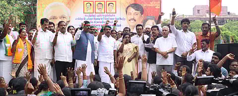 பஹல்காம் பயங்கரவாத தாக்குதலைக் கண்டித்து சென்னை எழும்பூரில் தமிழக பாஜக தலைவா் நயினாா் நாகேந்திரன் தலைமையில் திங்கள்கிழமை நடைபெற்ற ஆா்ப்பாட்டத்தில் கட்சியின் மேலிடப் பொறுப்பாளா் அரவிந்த் மேனன், பாஜக முன்னாள் மாநிலத் தலைவா் தமிழிசை சௌந்தரராஜன் மற்றும் சரத்குமார் உள்ளிட்ட நிர்வாகிகள். 