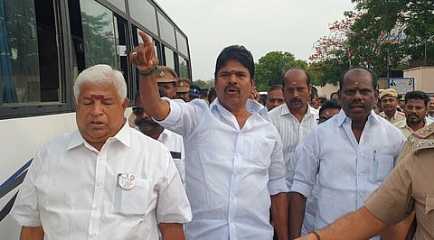 அதிமுக முன்னாள் எம்பி கோ.அரி, எம்எல்ஏ சு. ரவி. 