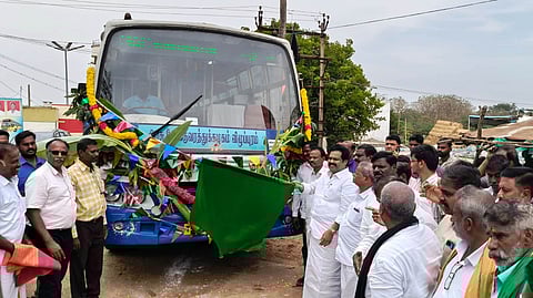  தண்டலம்  ஊராட்சியிலிருந்து திருவள்ளூருக்கு  புதிய வழித் தடத்தில் அரசுப் பேருந்து சேவையை கொடியசைத்துத் தொடங்கி வைத்த சட்டப்பேரவை  உறுப்பினா் வி.ஜி.ராஜேந்திரன்.   