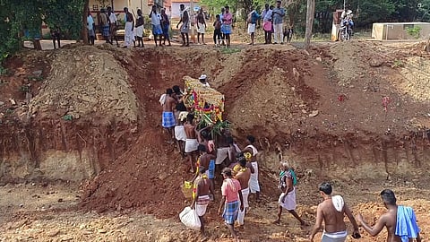 சிவகங்கை அருகே போதிய சாலை வசதி இல்லாததால் தோட்டம் மற்றும் கால்வாய் வழியே சிரமத்துடன் உடலை சுமந்து சென்ற திருமன்பட்டி கிராம மக்கள்.
