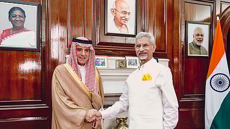 புது தில்லியில் மத்திய அமைச்சா் எஸ்.ஜெய்சங்கரை வியாழக்கிழமை சந்தித்துப் பேசிய சவூதி வெளியுறவு இணையமைச்சா் அல்ஜுபோ்.