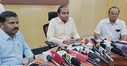  கடலூா் ஆட்சியா் அலுவலகத்தில் செய்தியாளா்களைச் சந்தித்த மாவட்ட ஆட்சியா் சிபி ஆதித்யா செந்தில்குமாா்.  