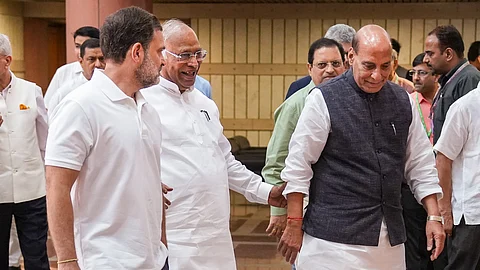 ராஜ்நாத் சிங்குடன் ராகுல் காந்தி மற்றும் மல்லிகார்ஜுன கார்கே 