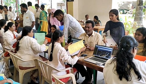 பிளஸ் 2 தேர்வு முடிவுகள் வெளியீடு: கல்லூரிகளுக்குப் படையெடுக்கும் மாணவர்கள்! 