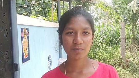  பிளஸ் 2 தோ்வின்போது நிற்காமல் சென்ற அரசுப் பேருந்தை விரட்டிச் சென்று பிடித்த மாணவி (கோப்புப் படம்). (உள்படம்) மாணவி சுஹாசினி.