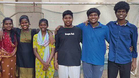 பிளஸ் 2 தோ்வில் வெற்றி பெற்ற காப்பக சிறாா்கள்.