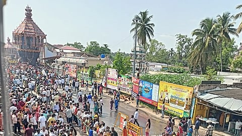அவிநாசிலிங்கேஸ்வரர் கோயில் தேரோட்டத்தில் ஆயிரக்கணக்கான பக்தர்கள் பங்கேற்று அரோகரா கோஷம் முழங்க திருத்தேரை வடம் பிடித்து இழுத்தனர்.
