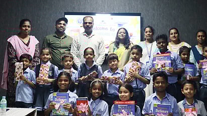 செய்தி உண்டு...
தில்லி ராமகிருஷ்ணாபுரம் பள்ளியில் நடைபெற்ற போட்டிகளில் வெற்றி பெற்ற மாணவா்களுடன் டிடிஇ செயலா் ராஜூ மற்றும் பள்ளி முதல்வா் சுமதி.