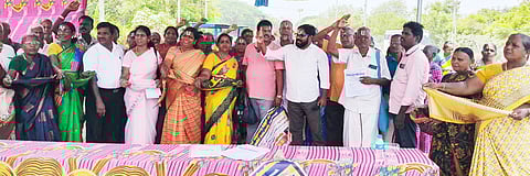 திருவள்ளூரில் போராட்டத்தில் பங்கேற்ற  தமிழ்நாடு சத்துணவு அங்கன்வாடி சங்கங்களின் கூட்டமைப்பினா்.