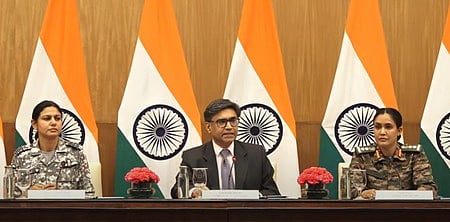 தில்லியில் வெள்ளிக்கிழமை நடைபெற்ற இந்திய பாதுகாப்புத்துறை மற்றும் வெளியுறவுத்துறையின் கூட்டு செய்தியாளா் சந்திப்பில் பாகிஸ்தானுக்கு எதிரான தாக்குதல் நடவடிக்கைகளை விவரித்த  விமானப்படை விங் கமாண்டா் வியோமிகா சிங், வெளியுறவுச்செயலா் விக்ரம்