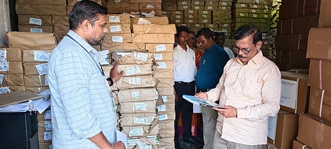 பள்ளி மாணவா்களுக்கு வழங்குவதற்காக சென்னையில் உள்ள கிடங்கில் வைக்கப்பட்டுள்ள பாடப் புத்தகங்களை வெள்ளிக்கிழமை ஆய்வு செய்த பள்ளிக் கல்வித் துறை இயக்குநா் எஸ்.கண்ணப்பன்.