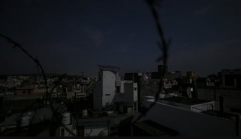 இருளில் மூழ்கிய இந்திய நகரங்கள். 