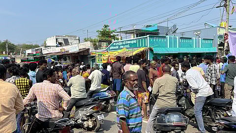துத்திப்பட்டு ஊராட்சி அம்பேத்கர் நகர் பகுதியில் சடலத்துடன் சாலை மறியல் செய்த பொதுமக்கள்.
